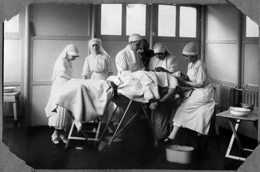 Első világháború 1914-1918: a vöröskereszt orvosai és ápolói (Therese Pavillou? ) kloroformban alvó katona sebeit kezelték Couville-i táborban a Manche-ban, Basse-Normandia (Alsó-Normandia), Franciaország. Névtelen fotózás