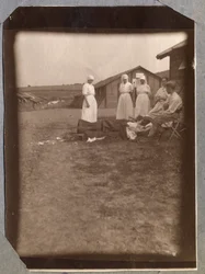 Első világháború 1914-1918: helioterápia. A Francia Vöröskereszt (Vöröskereszt) sebesült katonái és ápolónői a manche-i Couville táborában, Alsó-Normandia (Alsó-Normandia), Franciaország. Ismeretlen szerző fényképe, 1917. július. Stella magángyűjteménye.