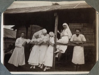 Első világháború 1914-1918: nővérek és orvosok blúzban Couville-ben, Manche-ban, Basse-Normandia (Basse Normandia), Franciaország. Névtelen fénykép 1917. július. Magángyűjtemény, Stella.