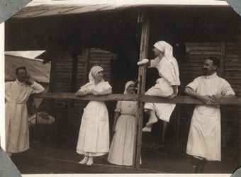 Első világháború 1914-1918: ápolónők és orvosok blúzban beszélgettek Couville-ben, Manche-ban, Alsó-Normandia (Basse Normandia), Franciaország. Névtelen fénykép 1917. július. Magángyűjtemény, Stella.