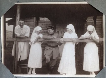 Első világháború 1914-1918: ápolónők vicces blúzban katonákkal és orvossal Couville-ben, Manche-ban, Alsó-Normandia (Alsó-Normandia), Franciaország. Névtelen fénykép 1917. július. Magángyűjtemény, Stella.
