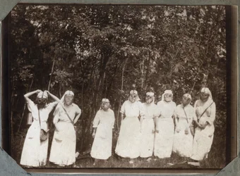 Első világháború 1914-1918: ápolónők blúzban, gázmaszkot viselő erdőben Couville közelében, Manche-ban, Alsó-Normandia (Alsó-Normandia), Franciaország. Névtelen fotózás 1917. május Magángyűjtemény, Stella.