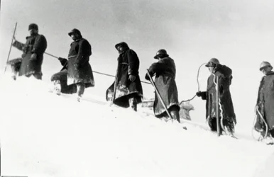 Első világháború: Olasz alpesi vadászok (alpino vagy alpini) emelkedés közben