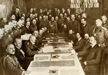 Első világháború: a breszt-litovszki (Breszt-Litovszk) békeszerződés aláírása 1917. március 3-án a németek és az oroszok között. A Bolsevik Birodalomnak más területei vannak, mint Németországnak. A központi birodalmak (vagy Triple Alliance, Németország, Au