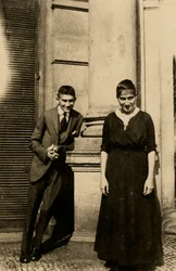 Franz Kafka (1883-1924) nővérével, Ottlával (1892-1943) a prágai Oppelt Ház előtt par Anonymous c. 1914 - Fénykép - Magángyűjtemény