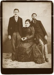 Jeanne Proust nee Weil (1849-1905) és két fia, Marcel és Robert (1873-1935), Anonymous. Ezüstzselatin fényképezés, 1891 körül, Magángyűjtemény