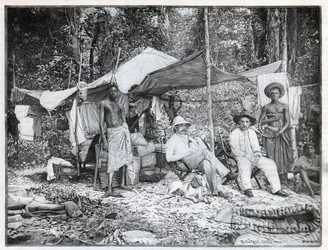Louis Gustave Binger (1856-1936) francia kapitány küldetése: a misszió tábora Afforenou-ban, Elefántcsontparton. Metszet az 1892-es „Le monde illustree”-ben. Magángyűjtemény.