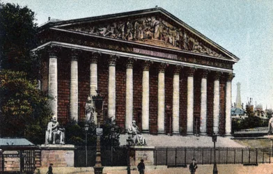 Párizs: a Képviselőház külső nézete (Nemzetgyűlés, Bourbon-palota). 1920-as fénykép Párizs városának „Művészeti albumában”. Magángyűjtemény.