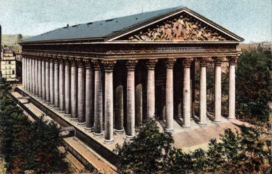 Párizs: Pierre Alexandre Vignon (1763-1828) építész által tervezett Madeleine-templom külső képe. Fénykép 1920-ból Párizs városának „”művészeti albumában”. Magángyűjtemény.