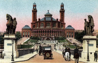 Párizs: a Palais du Trocadero és az Iena híd külső képe. Fénykép 1920-ból Párizs városának „”művészeti albumában”. Magángyűjtemény.