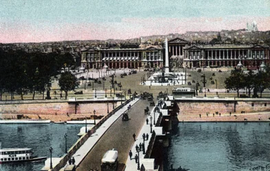 Párizs: panoráma a hídra és a Place de la Concorde-ra, az obeliszk és a Madeleine-templom a montmartre-i Sacre Coeur (Sacre-Coeur) bazilikához vittek. A bal oldalon a jelenlegi Hotel Crillon, a jobb oldalon pedig a Hotel de la Marine