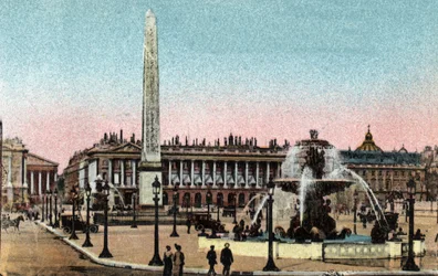 Párizs: kilátás a Place de la Concorde-ra a szökőkutakkal és az obeliszkekkel. (Derriere Hotel de la marine (Hotel du Garde Meuble) Fénykép 1920-ból Párizs város „művészeti albumában”. Magángyűjtemény.
