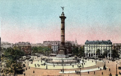 Párizs: kilátás a Place de la Bastille Július oszlopára. Fénykép 1920-ból Párizs városának „”művészeti albumában”. Magángyűjtemény.