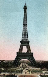 Párizs: Gustave Eiffel (1832-1923) 1887 és 1889 között épített Eiffel-torony látképe. Fénykép 1920-ból Párizs városának „”művészeti albumában”. Magángyűjtemény.