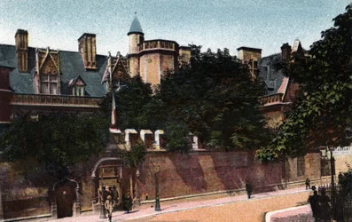 Párizs: kilátás a Musee de Clunyra. Fénykép 1920-ból Párizs városának „”művészeti albumában”. Magángyűjtemény.