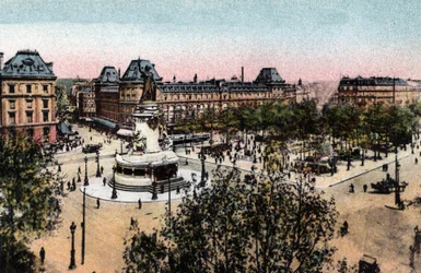 Párizs: kilátás a Place de la Republique-ra a Republique szobrával. Fénykép 1920-ból Párizs városának „”művészeti albumában”. Magángyűjtemény.
