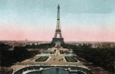 Párizs: kilátás a Trocadero kertre, az Eiffel-toronnyal és a Szajna Iena hídjával. Fénykép 1920-ból Párizs városának „”művészeti albumában”. Magángyűjtemény.