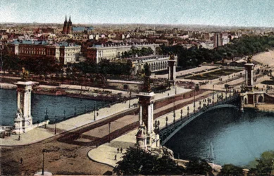 Párizs: kilátás az Alexandre III hídra a Szajnán. Fénykép 1920-ból Párizs városának „”művészeti albumában”. Magángyűjtemény.