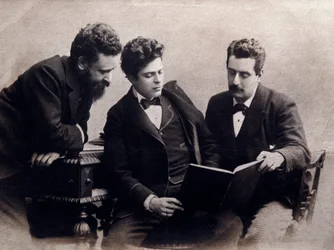 Alberto Franchetti (1860-1942), Pietro Mascagni (1863-1945) és Giacomo Puccini (1858-1924) olasz zeneszerzők portréja (1-től r.-ig) Fénykép. 1900 kb. Magángyűjtemény