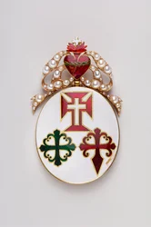 Portugália – Három Rend nagykeresztes szalagja: A három rend nagykeresztes jelvénye valószínűleg II. Bragance Máriáé (1819-1853), Portugália királynőéé volt – Lady modellje – 1800–1850 – Arany emálokkal és gyöngyökkel – H: 8 cm; szélesség: 4,7 cm; Súly: 44