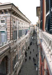 Kilátás a Via Garibaldira vagy a Strada Nuovára Genesben (Genova), Olaszország