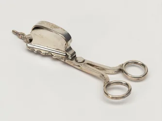 Gyertyaoltó, Ordnance Board, 1696 körül (snuffer)