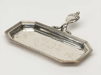 Gyertyafüsttartó tálca, Ordnance Board, 1696 körül (tálca, szippantó)