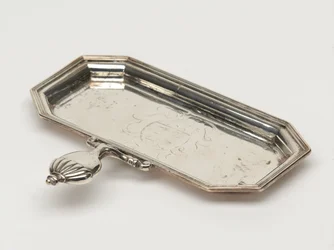 Gyertyafüsttartó tálca, Ordnance Board, 1696 körül (tálca, szippantó)