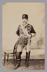 Mozaffar al-Din Shah teljes alakos portréja, 19. század vége – 20. század eleje (ezüst zselatin nyomat)