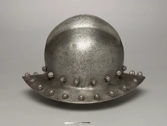 Harci sapka vagy vízforraló kalap, 1475-1500 körül (acél)