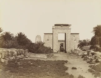 Karnaki szfinxek és Ptolemaiosz oszlopa