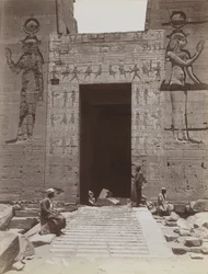 Philae, közeli kilátás a második oszlopbejárat déli felől az Ízisz-templomnál