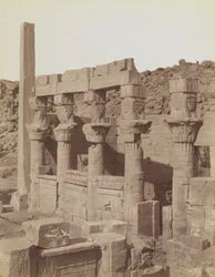 Philae, kilátás északkeletre a nyugati oszlopsor déli végétől és a Nectanebo tornácától az Isis templomnál