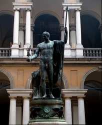 Napóleon Bonaparte (1769-1821) Marsként, a béketeremtőként ábrázolva. Antonio Canova (1757-1822) bronzszobra, 1809. M. 325 x 125 cm. A milánói Brera-palota udvara