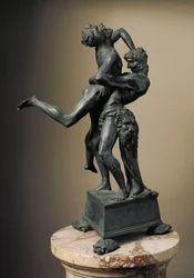 Herkules tizenkét alkotása: "" Héraklész (Herkules) Emelje fel az óriás Ante-t"" Antonio Benci bronzszobra Le Pollaiolo (Pollaiuolo) (1431-1498) 1475 Dim. 45 cm Museo del Bargello, Firenze