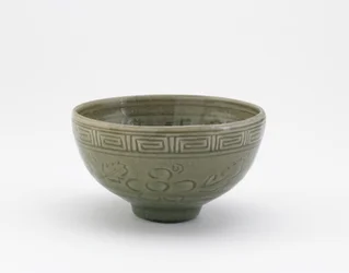 Tálalótál Longquan edények stílusában, Tálalótál (hachi), 19. század eleji (kőedény celadon mázzal)