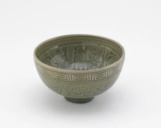 Tálalótál Longquan edények stílusában, Tálalótál (hachi), 19. század eleji (kőedény celadon mázzal)