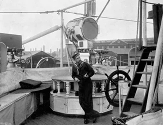 Holofóta a HMS Imperieuse fedélzetén, 1896