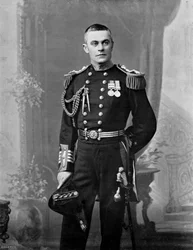 Alfred Taylor Dale ellentengernagy, a repülőszázad főparancsnoka, 1896