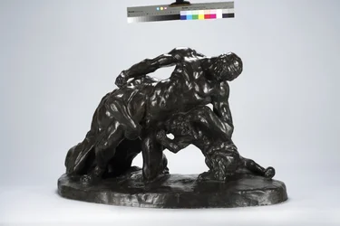 Harcba zárt férfi oroszlánkölyökkel (bronz)