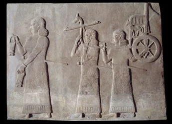 Művészet Mezopotámia (Asszíria): II. Sargon (Kr. e. 721-705) asszír király palotájának udvara, a szitulákat és a király szekerét szállító szolgák. Párizs, Musee du Louvre