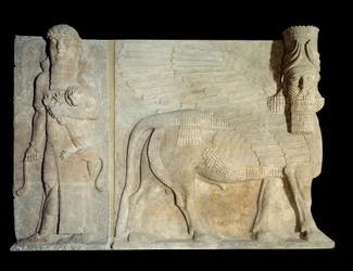 Művészet Mezopotámia (Asszíria): II. Sargon (Kr. e. 721-705) asszír király palotájának udvara: androcephal bikaszárny oroszlánt uraló hősökkel. Párizs, Louvre Múzeum