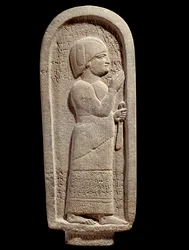 Si Gabbor holdisten papjának bazalt temetési sztéléje. arám sírfelirat. Kr.e. 7. század. Szíriából. Párizs, Louvre Múzeum