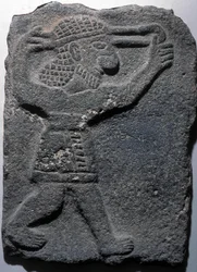 Parittyával lövöldöző figura, Tell Halaf