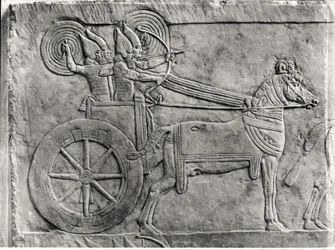 Az asszír hadsereget csatában ábrázoló domborműtöredék a ninivei Ashurbanipal palotából, Kr.e. 645 körül 161334 bw fotó kőrészlete