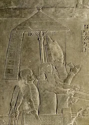 Assurbanipal király (Kr. e. 669-626) szekerét ábrázoló relief, a baldachin részlete, Assurbanipal palotájából Ninivében (kő).
