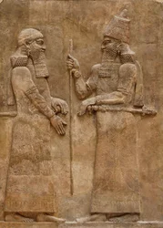 II. Sargon és egy méltóságviselő, dombormű Sargon király horszabádi palotájából, kb. Kr. e. 716-713