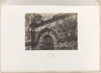 Részlet a jeruzsálemi Szent Sír-templom ablakából Jeruzsálem. Szent Sír. A homlokzat részletei (cím az objektumon)