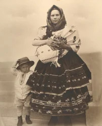 Szlovák nő és gyerekek, 1910 körül