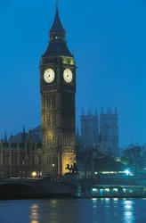 A Big Ben éjszakai látképe a Temzénél, London, Anglia, Egyesült Királyság